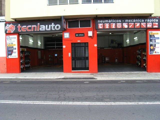 Taller mecánico con fachada roja y negra